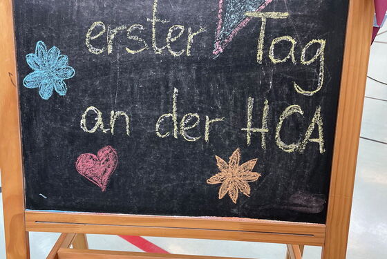 Kleine Tafel mit der Aufschrift: Mein erster Tag an der HCA
