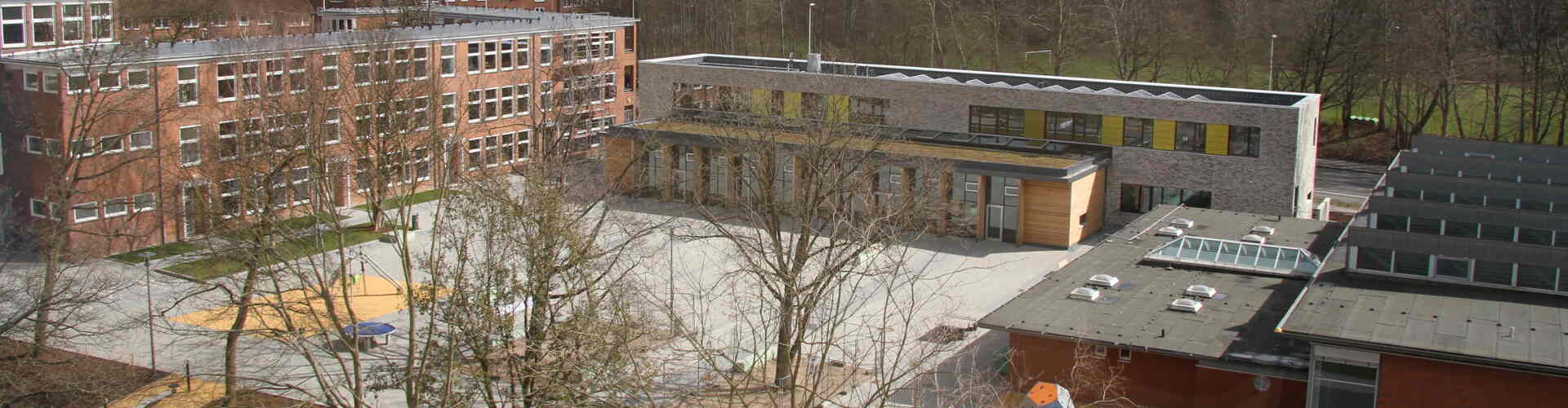 Blick auf die Schule und den Schulhof