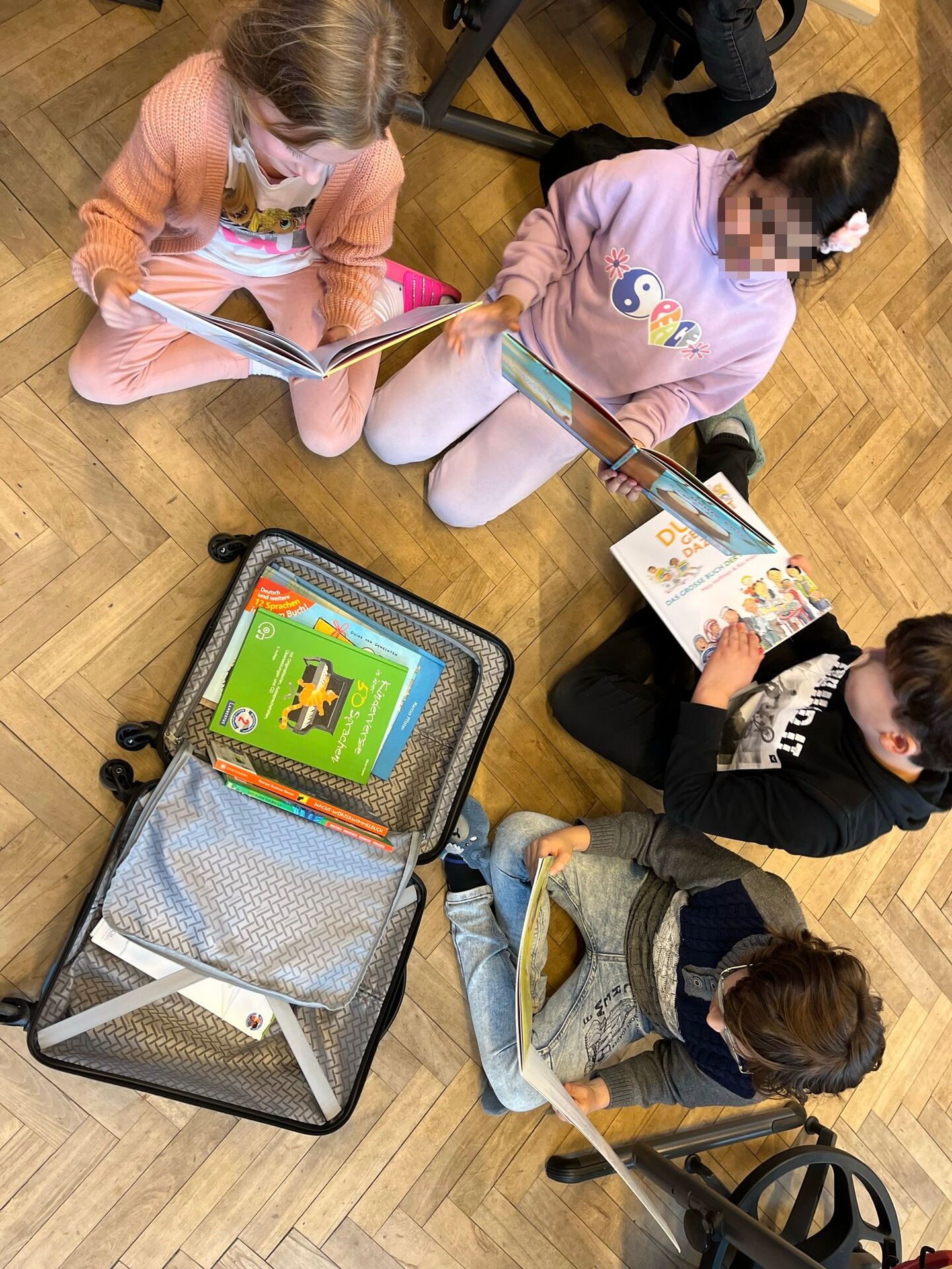 Schülerinnen und Schüler lesen Bücher aus dem Bücherkoffer