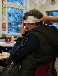 Das Foto stellt eine Übung dar. Ein Lehrer wird nach einer Kopfverletzung mit einem Druckverband versorgt.