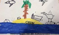 Das gemalte Bild zeigt eine Insel mit einer Palme auf dem blauen Meer. Zwei Vögel fliegen in der Luft, ein Vogel sitzt rechts neben der Insel auf einer Plastikflasche. Auf der Insel und um die Insel herum ist Müll.